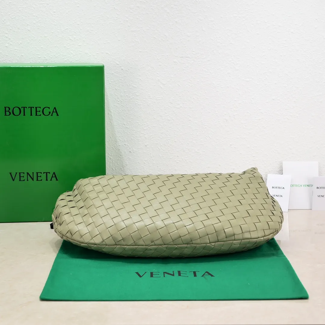Batch 1860 large Arco handbag early spring new arrival#, cool style, retro style, full of vitality, free and easy, distinctive personality brings multi-layered charm to daily wardrobe~ 🔝The soft and flowing fabric conveys a soft touch# A relaxed and comfortable feeling is newly interpreted in the silhouette· Croissant woven sheepskin Size: Width 40 Height 48 Thick 16 [6698#]